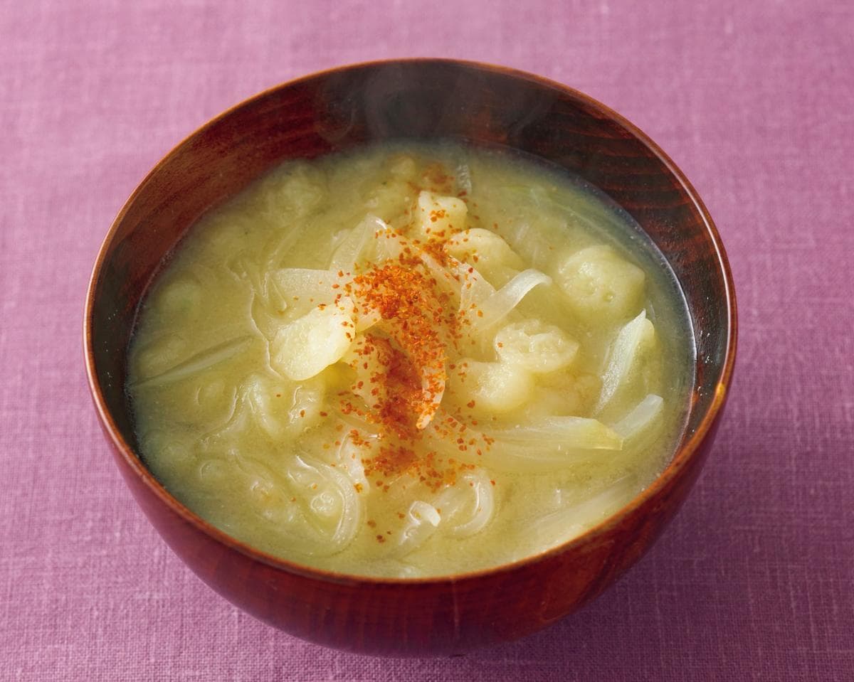 玉ねぎと揚げだまのみそ汁