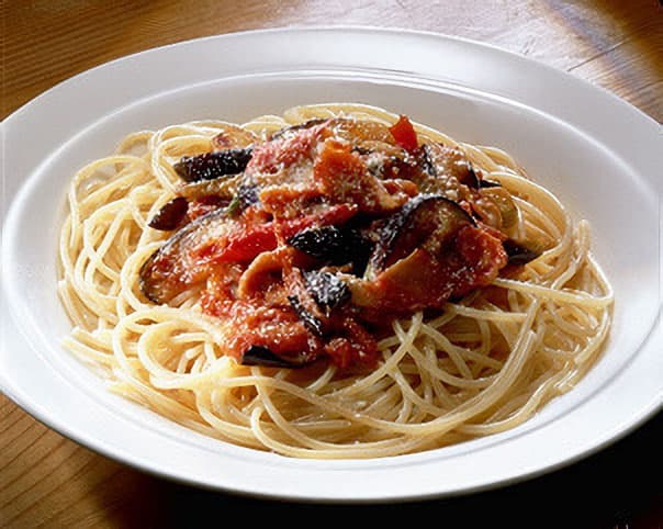 なすとベーコンのトマトソーススパゲティ