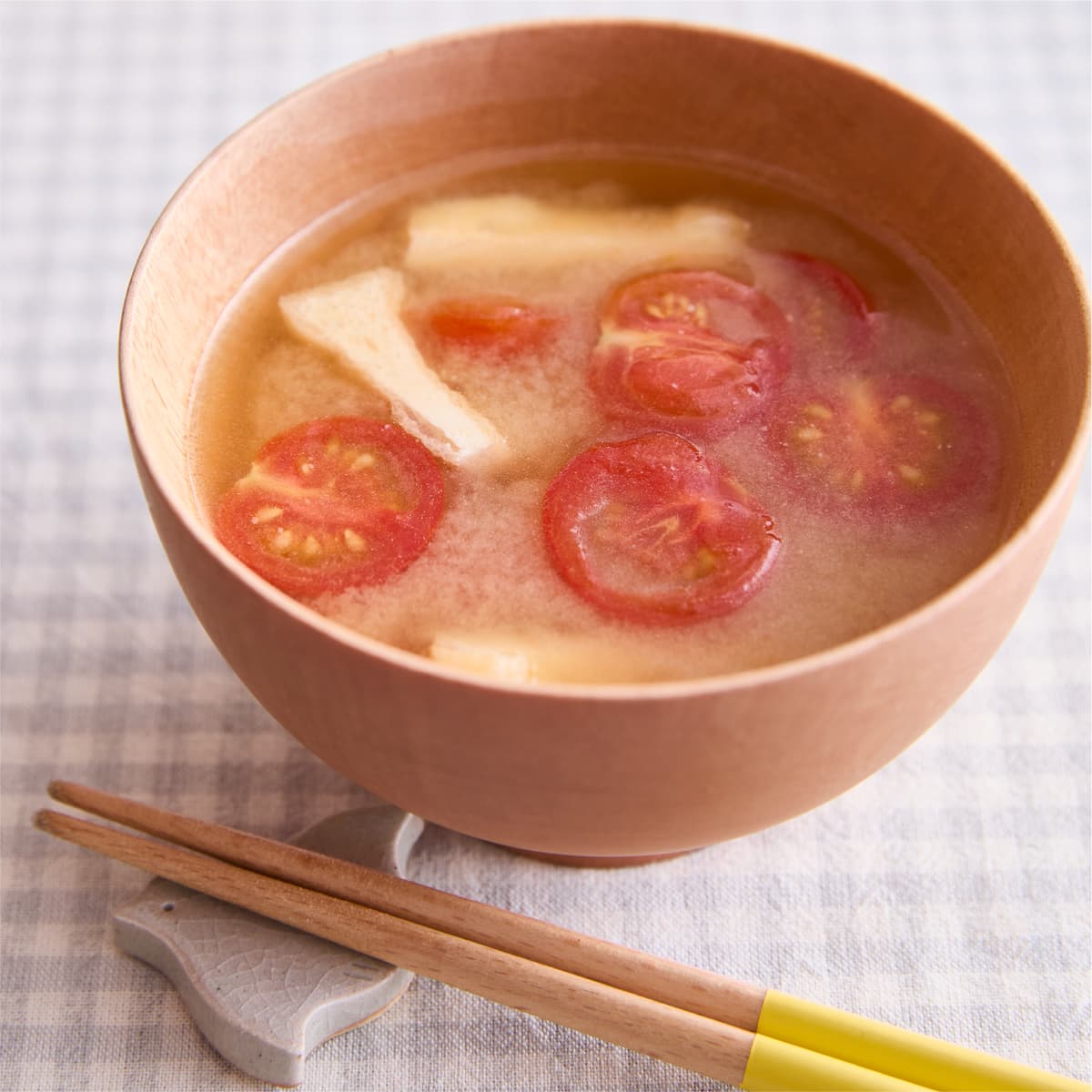 油揚げとミニトマトのみそ汁