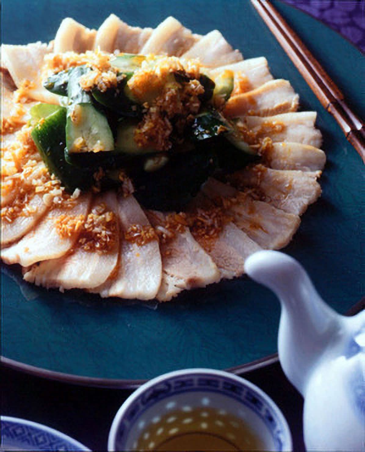 雲白肉（薄切りゆで豚肉のにんにくだれ）