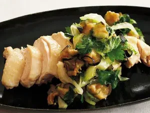 蒸し鶏と塩揉みしたセロリとナスの付け合わせ