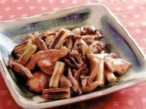 鶏肉ときのこと焼いたネギの煮物