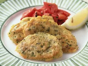 鶏肉の揚げ物と付け合わせのトマトとレモン