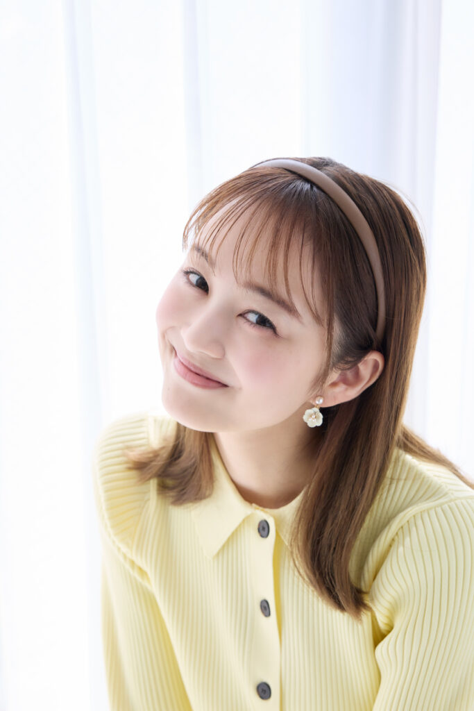 黄色の洋服を着た元タカラジェンヌの舞空瞳さん