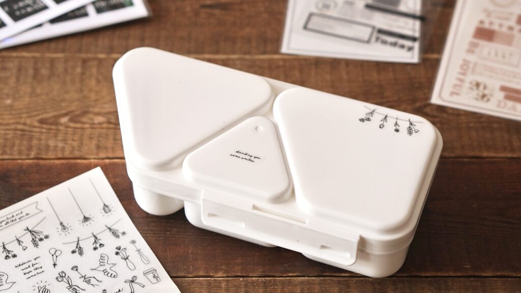 セリアのシールケースとダイソーのおにぎりお弁当箱、キャンドゥのシール
