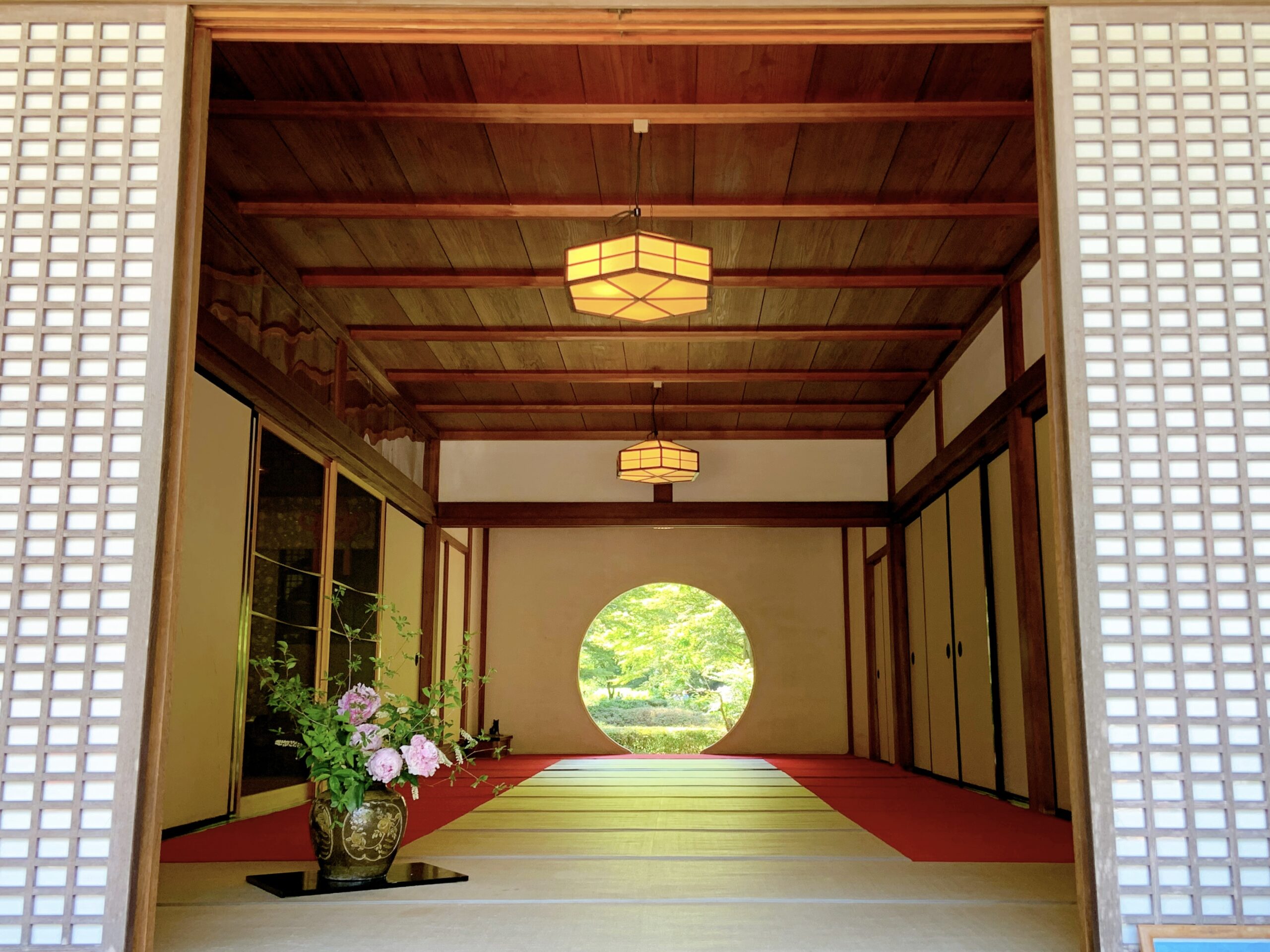 鎌倉で人気のあじさい寺、明月院の紫陽花。人気フォトスポットの悟りの窓