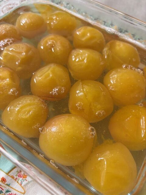 ぷっくり艶々の梅ワインコンポート。一粒食べるだけで笑みがこぼれます。