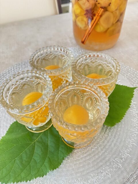 梅ゼリー。庭のアナベルの葉っぱを敷いて涼しげに。