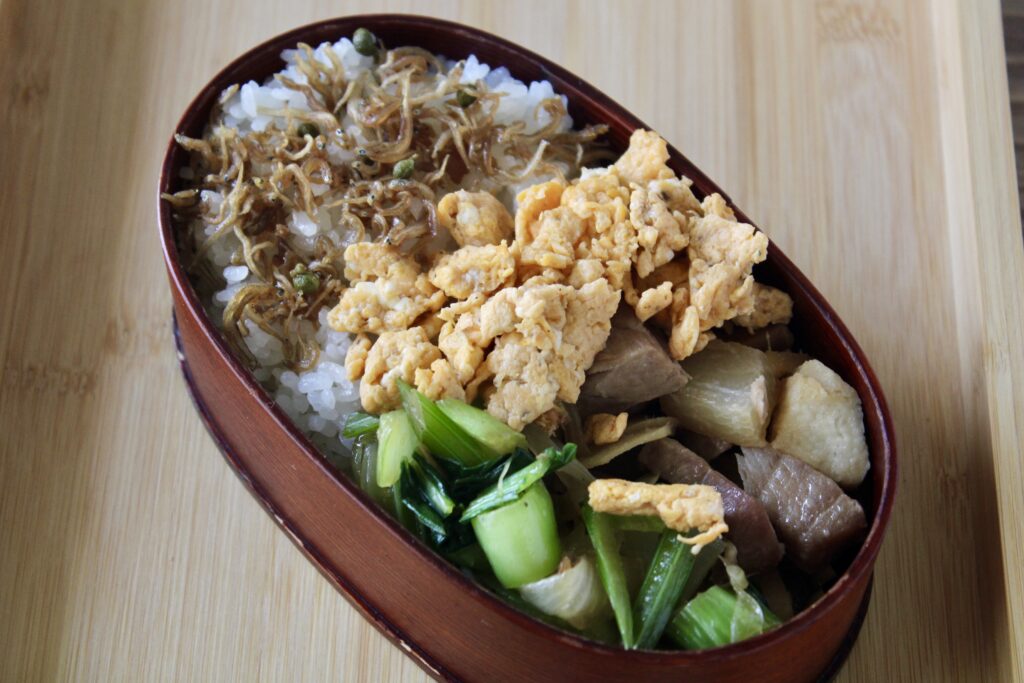曲げわっぱ弁当箱に入ったそぼろ弁当