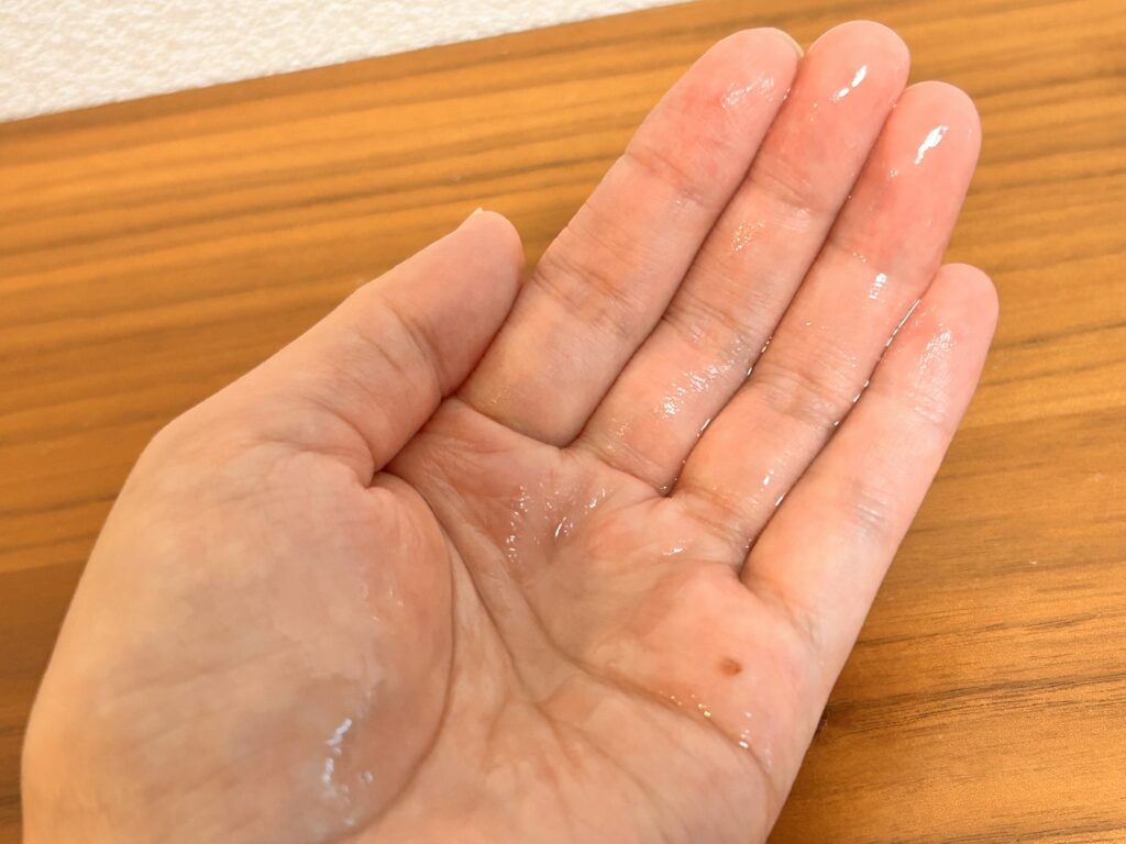 あんず油を手に取った様子
