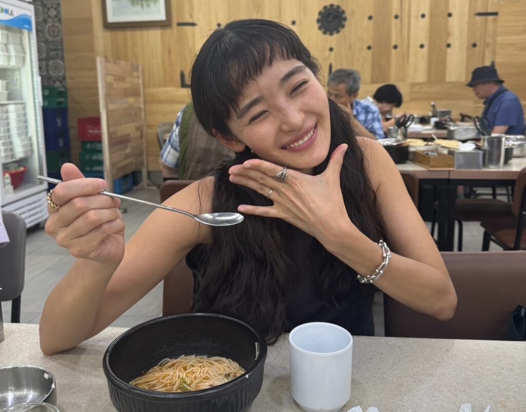 ソルロンタンを食べる清水みさと
