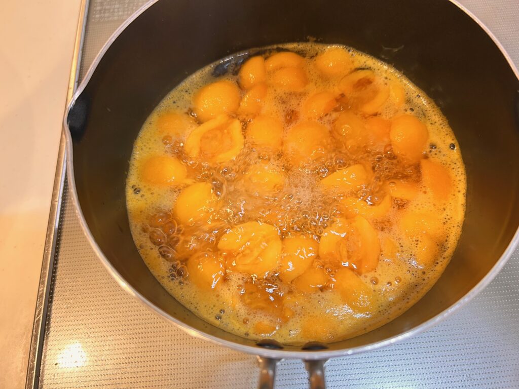 びわを砂糖で煮ているところ