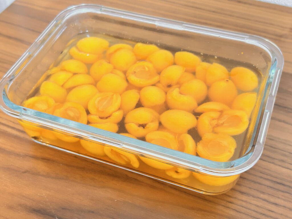 耐熱容器に移したびわのコンポート