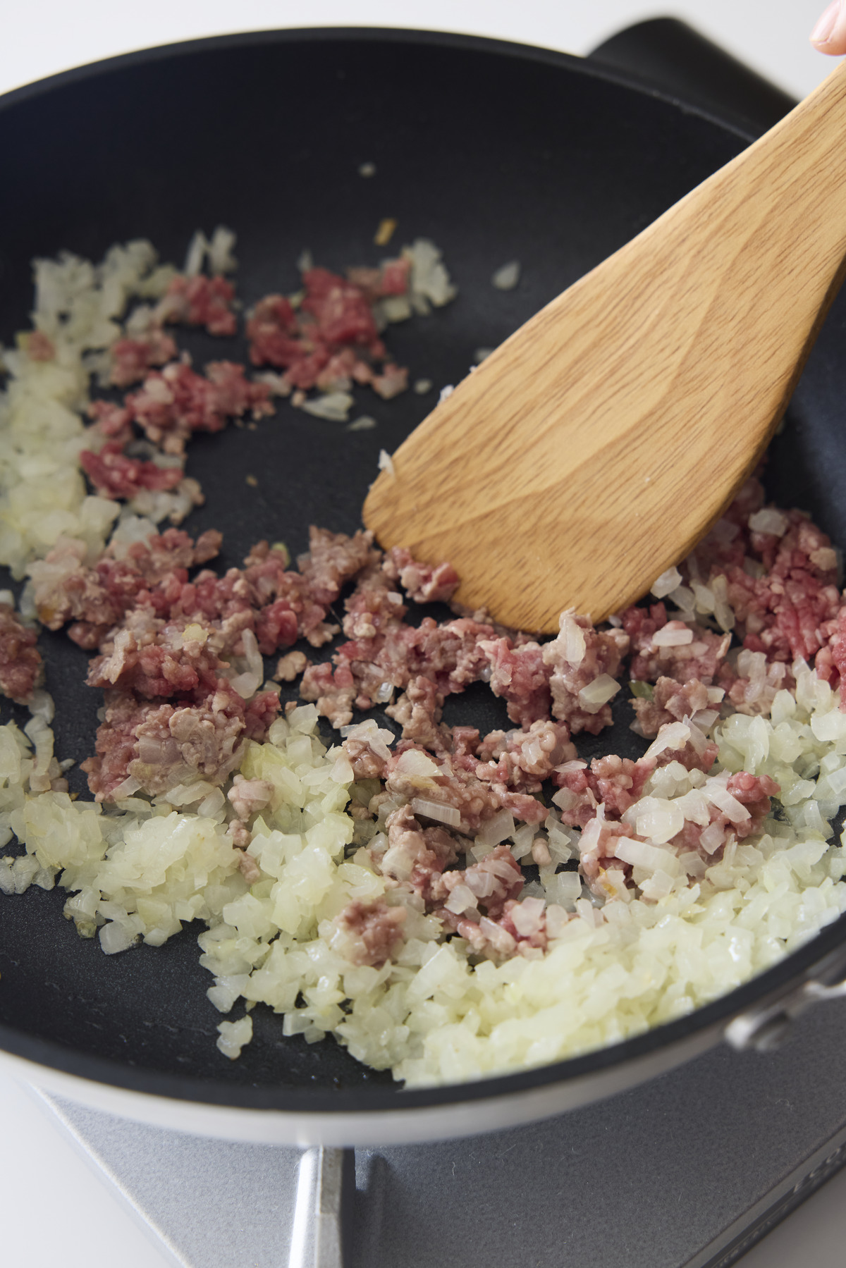 玉ねぎと肉を炒める