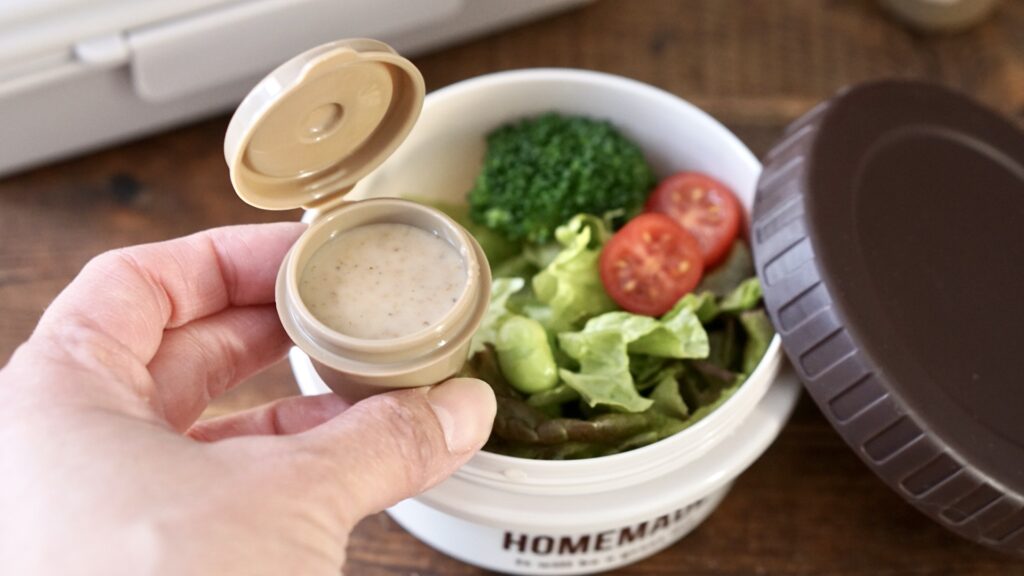 セリアの100円お弁当箱、新色、スモーキーカラー、茶色、茶系でかわいい。ワッツのお弁当箱はサラダに最適。ワッツのソース入れも茶色がかわいい。