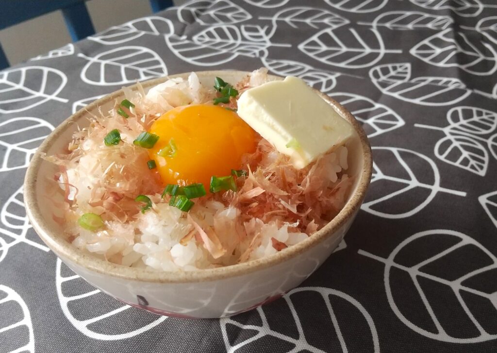 ごはんに卵とバターをのせたもの