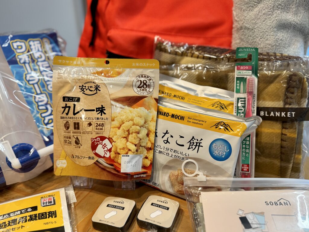 GUMの歯ブラシとカレー味のお菓子災害用