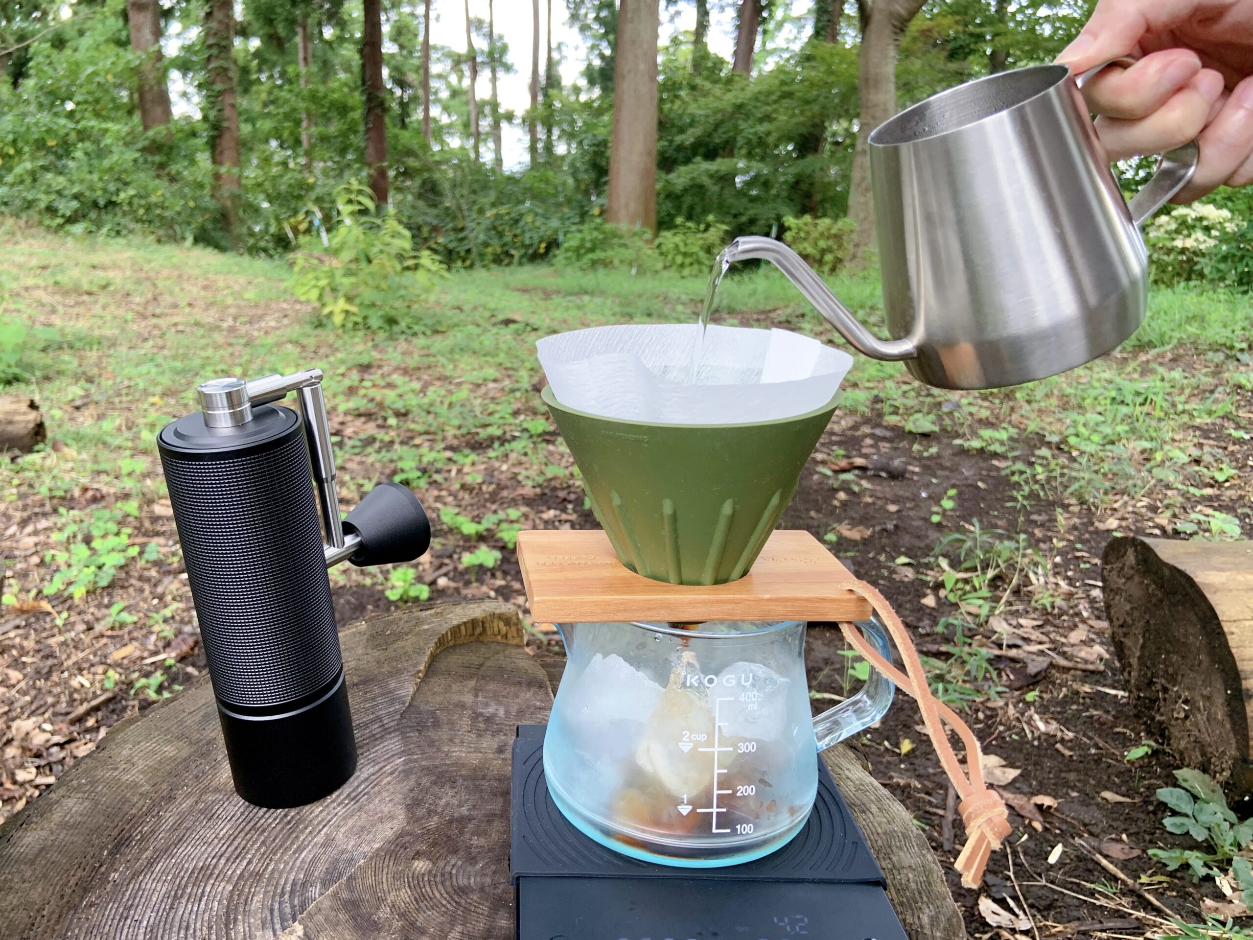 秋のハイキングでコーヒーを淹れる様子