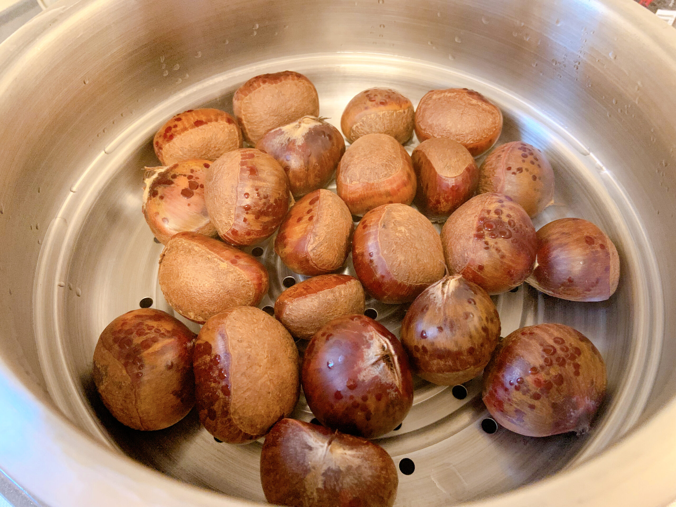栗きんとんを作るために蒸した栗