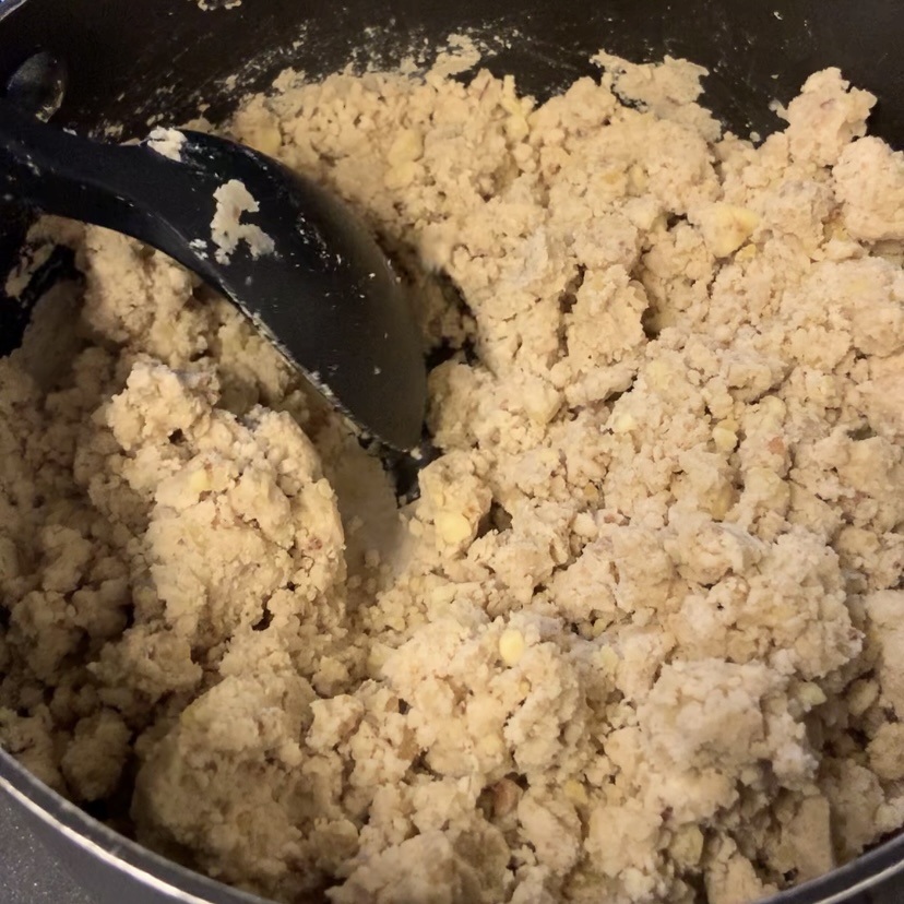 栗きんとんを作るために蒸した栗に砂糖を混ぜて火にかけたところ