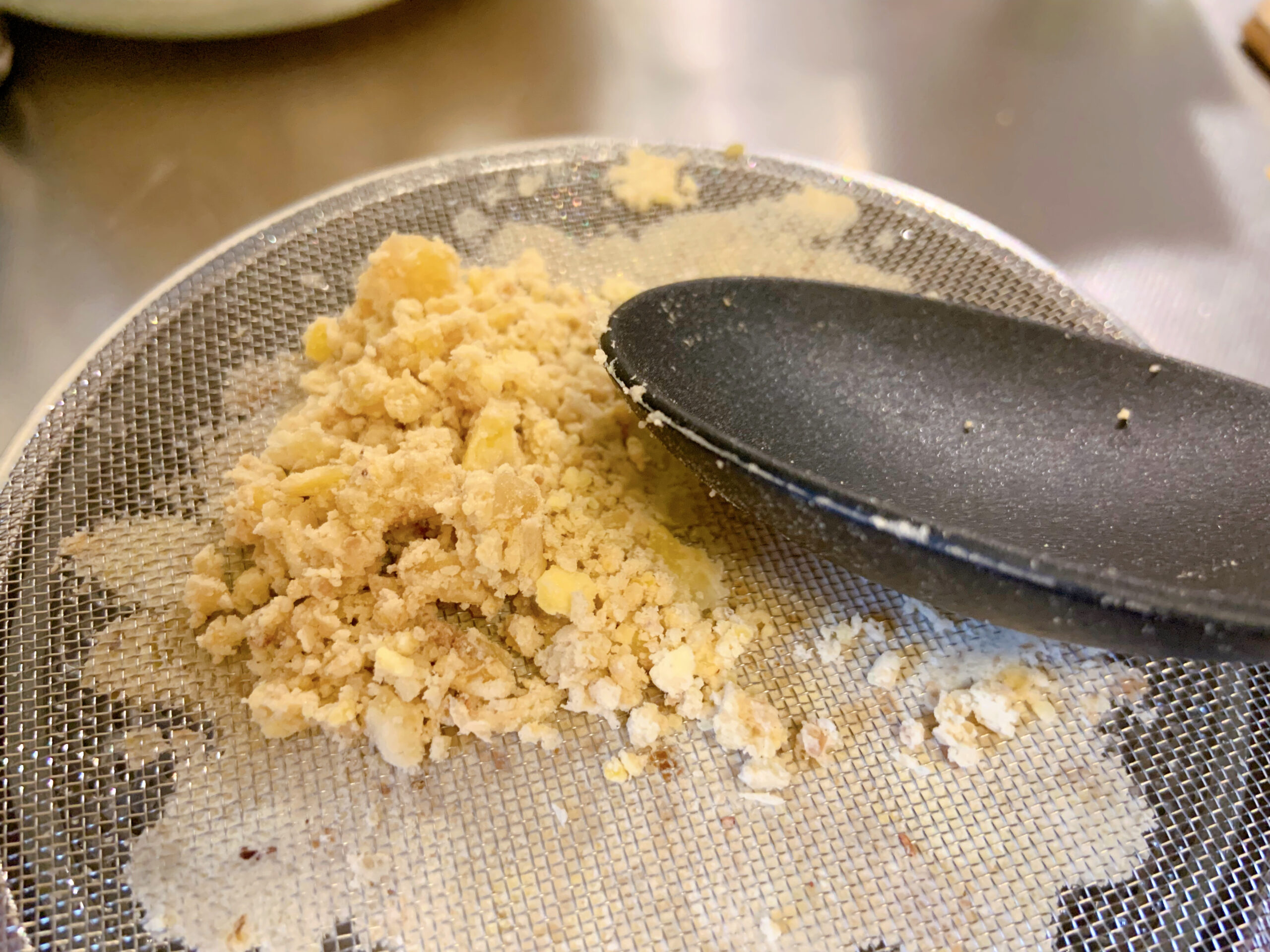 栗きんとんを作るために蒸した栗を裏ごししたところ
