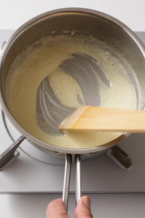 たっぷりのバターに小麦粉をなじませながらしっかり炒める