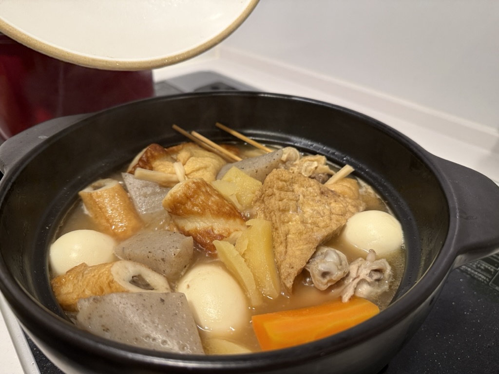 数時間鍋で煮込んだおでんの具材がしっかりと味を染み込ませた様子。