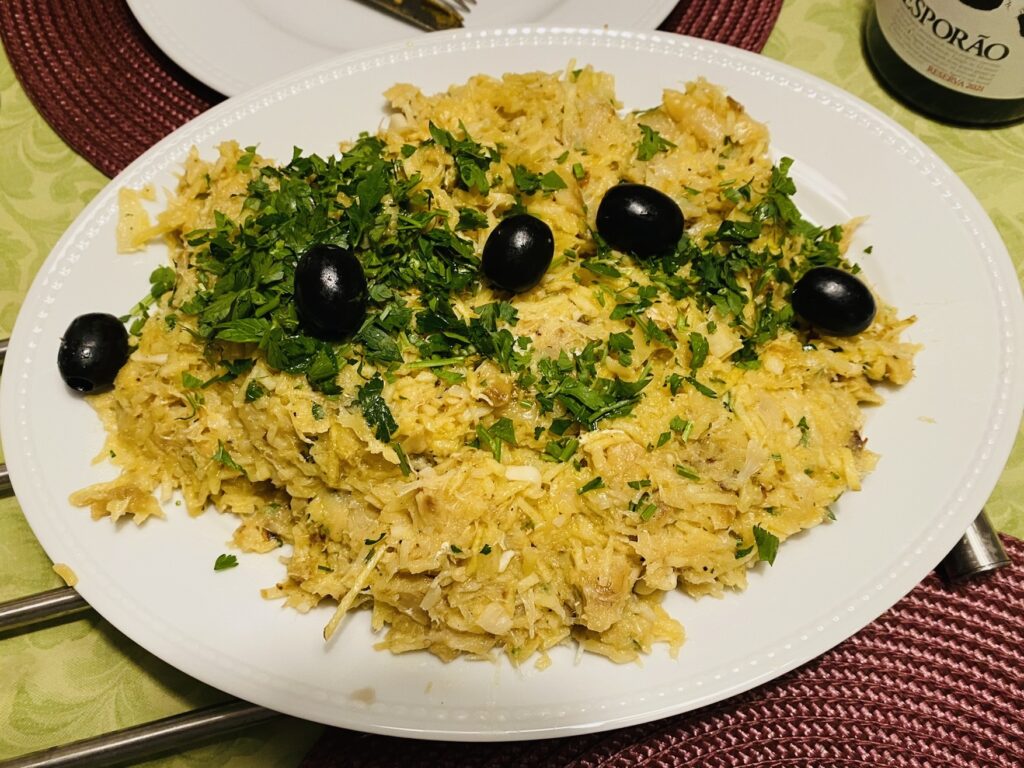 塩漬けされたタラの干物と細切りポテトチップスと玉ねぎと卵のポルトガル料理バカリャウ・ア・ブラス