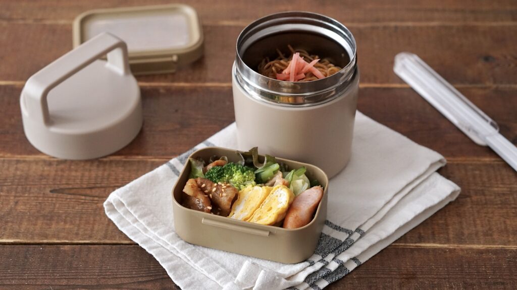スープジャー弁当。焼きそばを炒めて入れるだけ、冷まさなくて良いので簡単。おかずは小さな容器に詰めて出来上がり。卵焼きや生姜焼き。