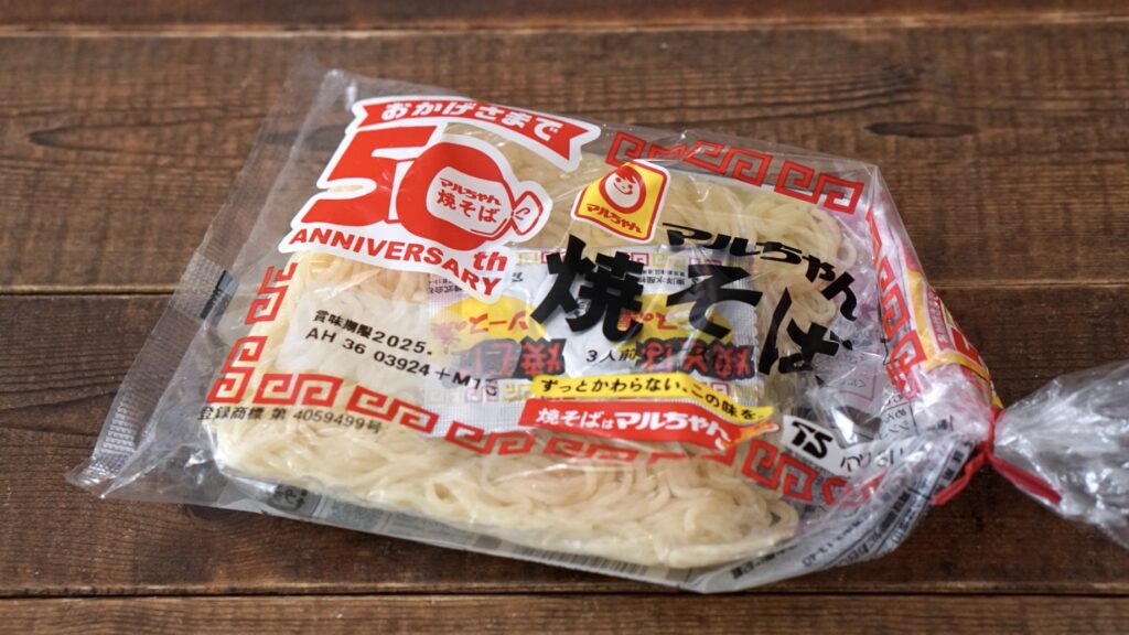 スープジャー弁当。焼きそばを炒めて入れるだけ、冷まさなくて良いので簡単。おかずは小さな容器に詰めて出来上がり。卵焼きや生姜焼き。