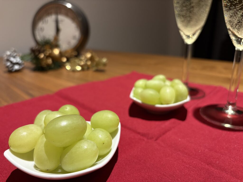 スペインで1年の幸福を願って12月31日から1月1日に変わった0時に食べる12粒のぶどう
