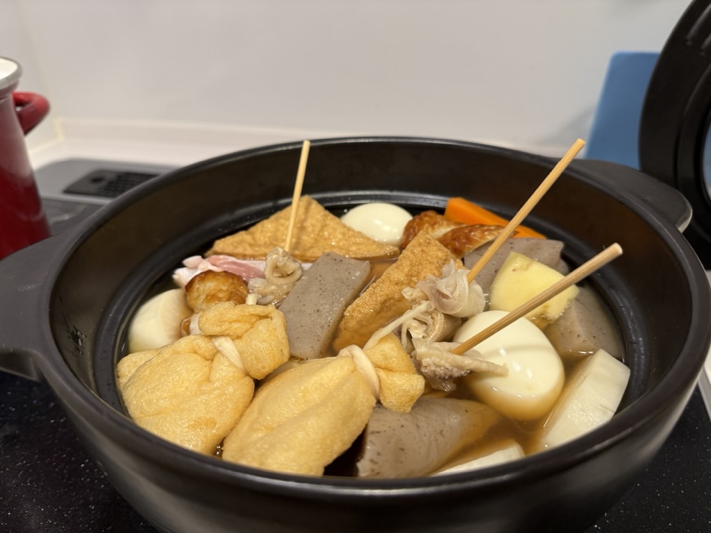 おでんの具材を鍋に投入した様子。