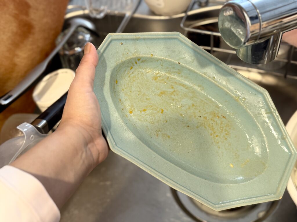 八角形のエメラルドブルーのお皿
オムライスの汚れがついてる