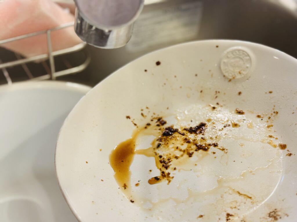 COSTA NOVAの食器でハンバーグを食べた後の汚れ
