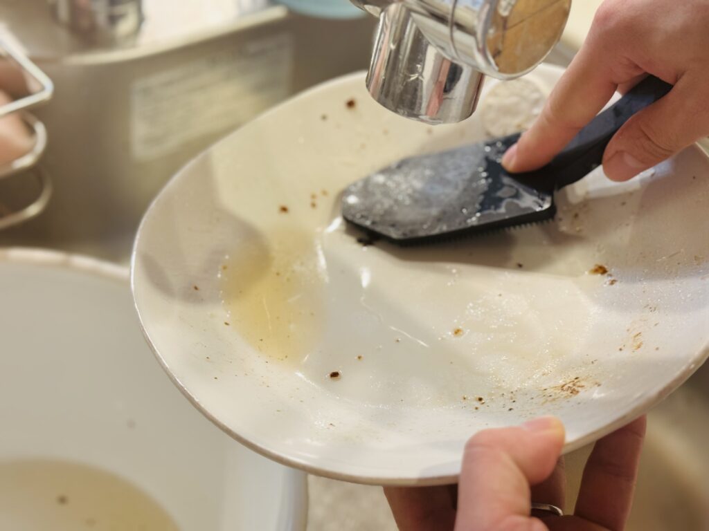 COSTA NOVAの丸皿
油汚れをスポンジでこする