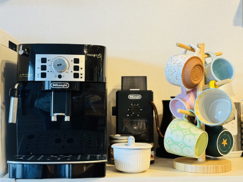 デロンギの全自動コーヒーマシン
デロンギのうす式コーヒーグラインダー
お気に入りのマグカップ