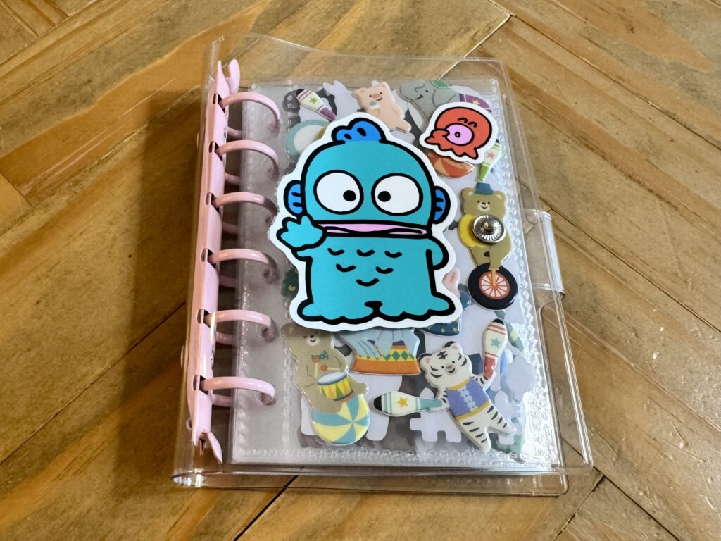 サンリオのキャラクター
はんぎょどんのステッカーを貼ったシール帳