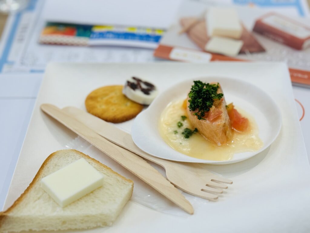 カルピス(株)特選バターの試食
サーモンにパセリが載っている
バカスのカトラリー