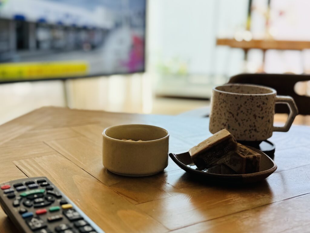 自宅で過ごす年末年始のイメージ写真
テレビとお菓子とマグカップ