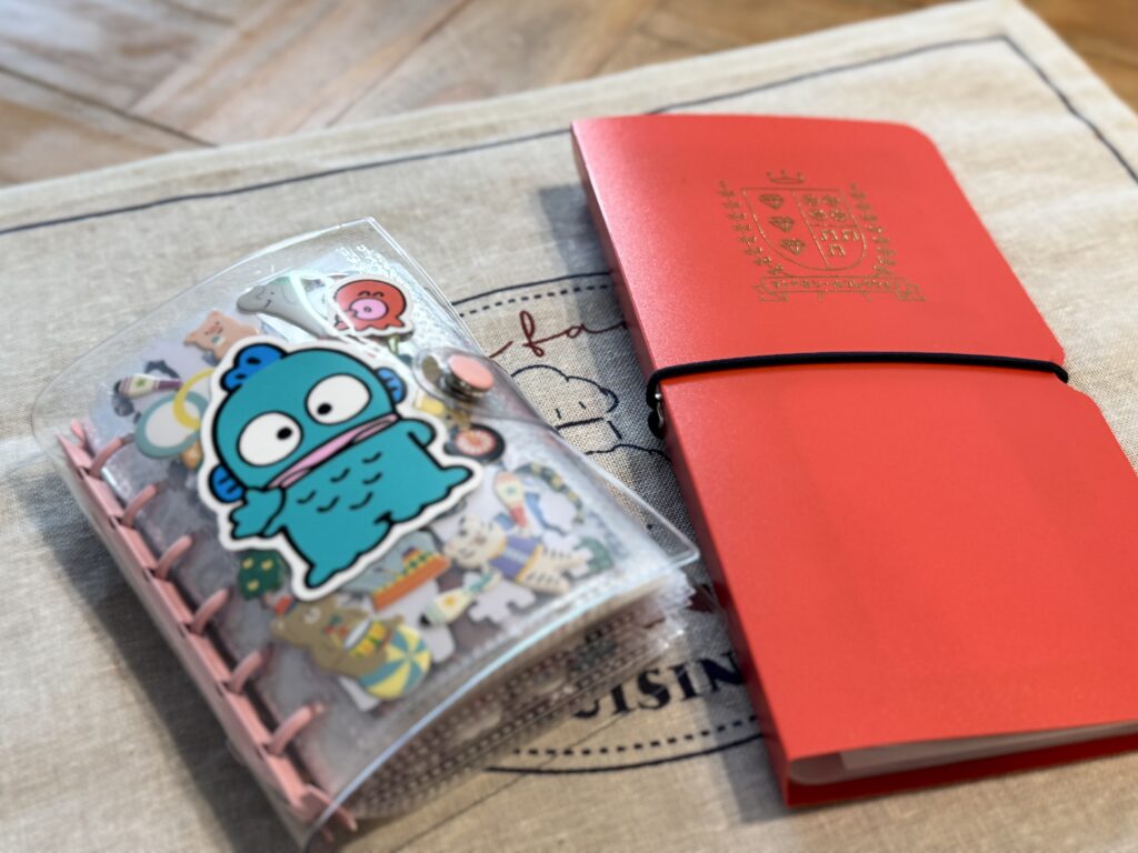 ハンギョドンのステッカーを貼ったシール帳とオトナのシールコレクション