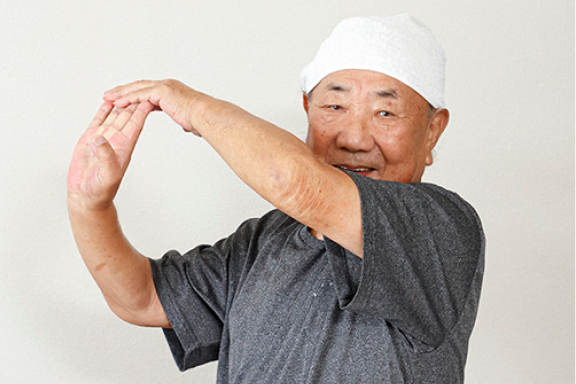 手指を伸ばす、まさるさん