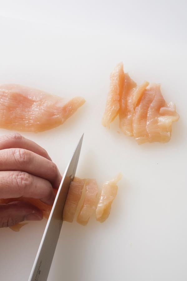 鶏肉は厚さ8mmくらいのそぎ切りにする