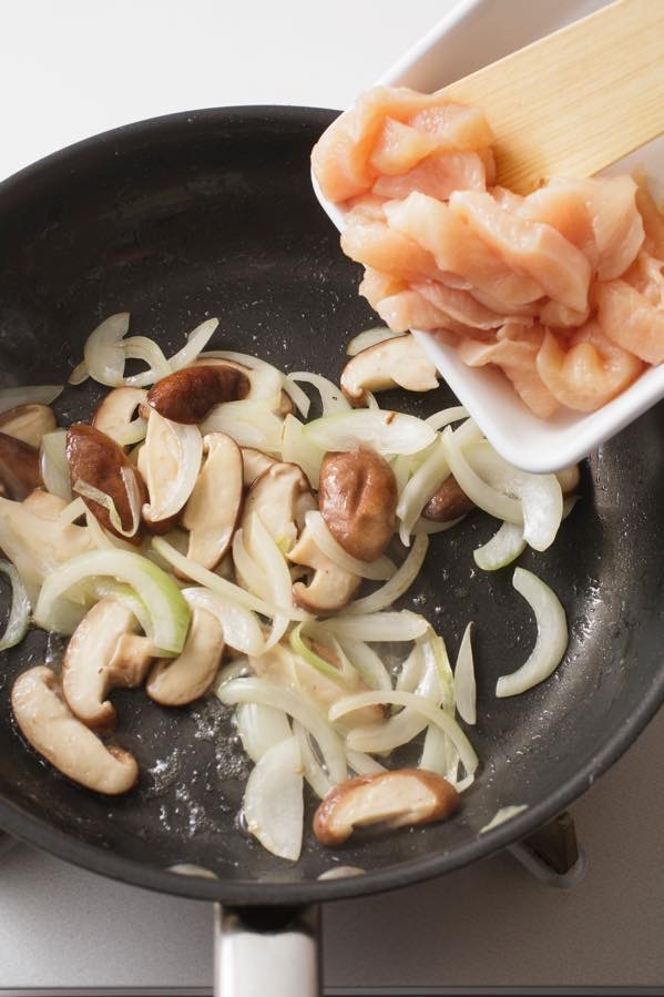 玉ねぎ、しいたけを加えて炒め、玉ねぎがしんなりとしたら鶏肉を加え、弱めの中火で炒める