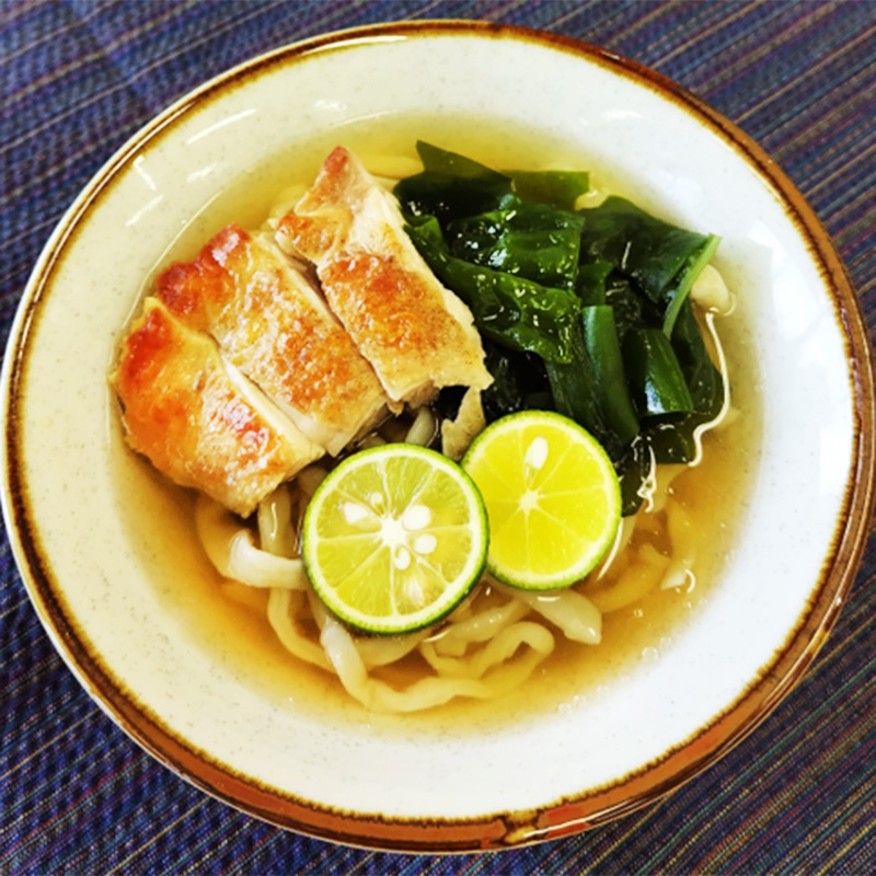 徳島県の食材をたっぷり使った、すだちぶりの鳴門手打ちうどん