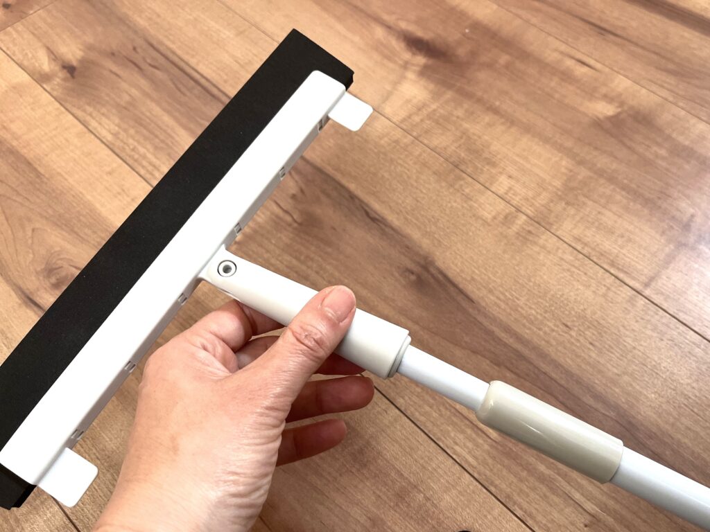 フロアラバーほうきのヘッドを伸縮スチールパイプにつけたところ