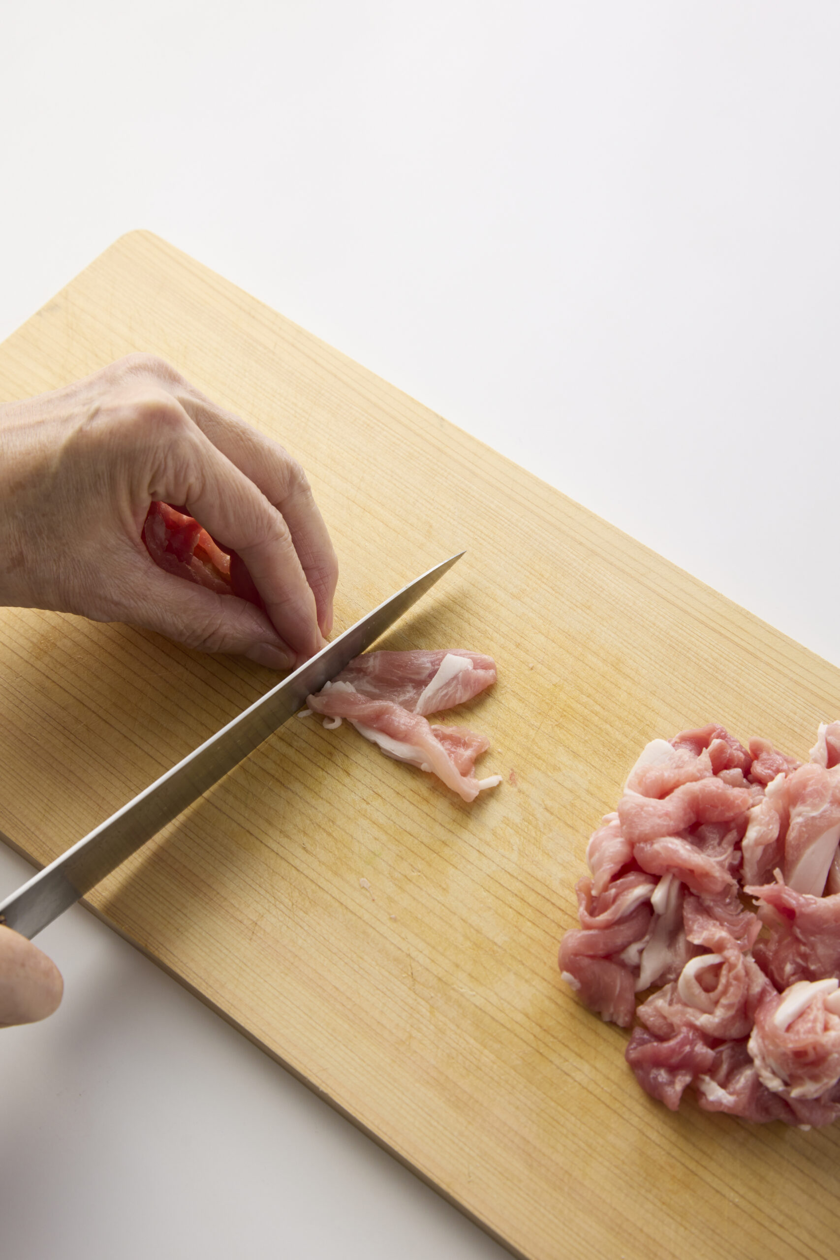 豚肉を切る