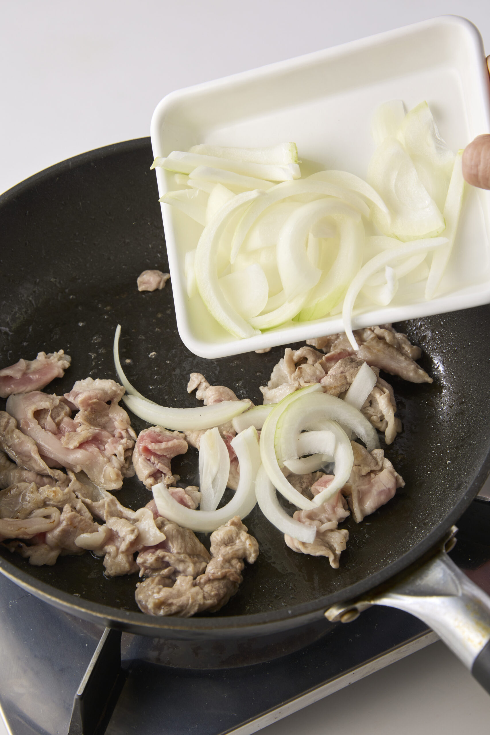 豚肉を炒め、色が買わったら玉ねぎを入れる