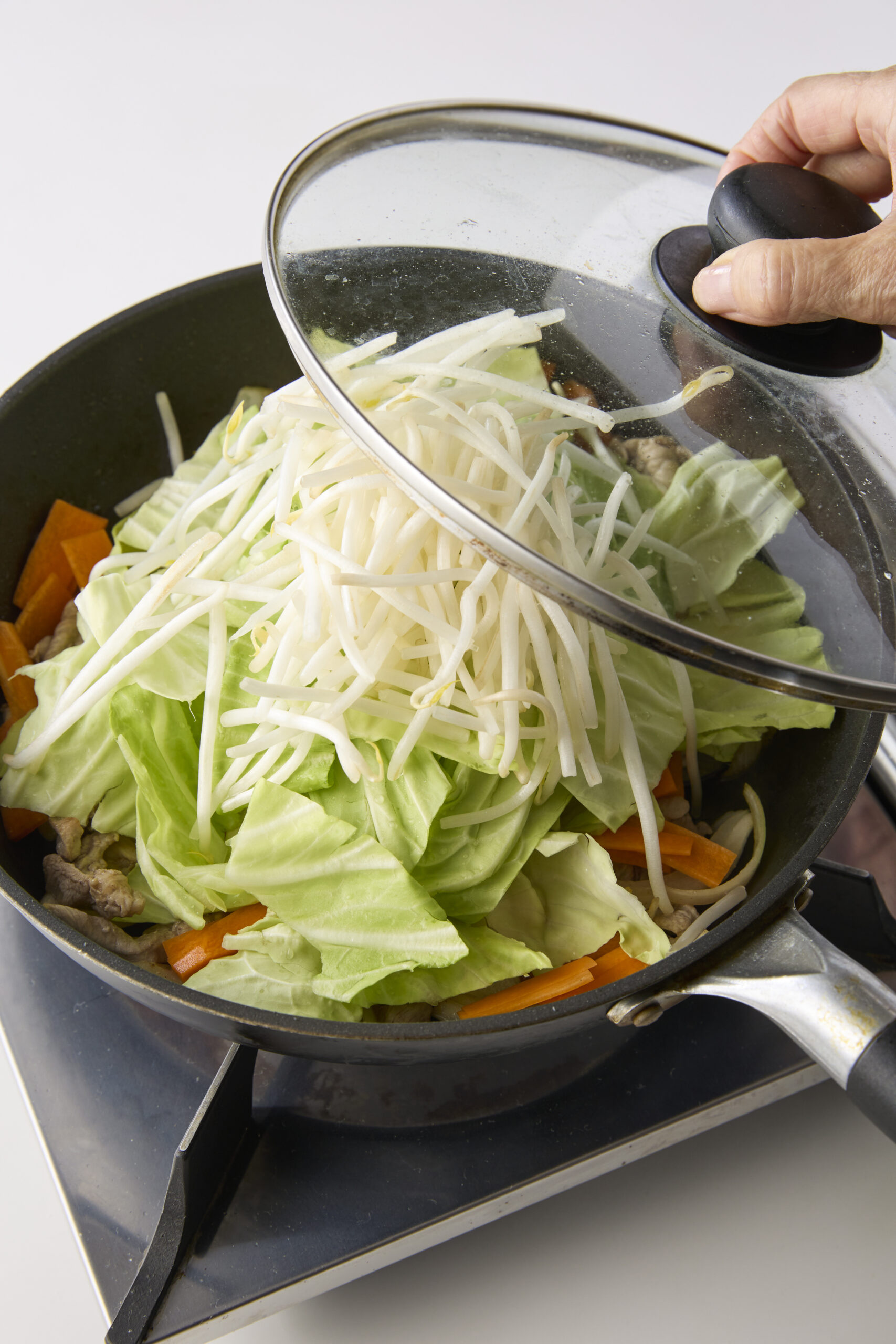 残りの野菜を入れてふたをし、蒸し焼きにする