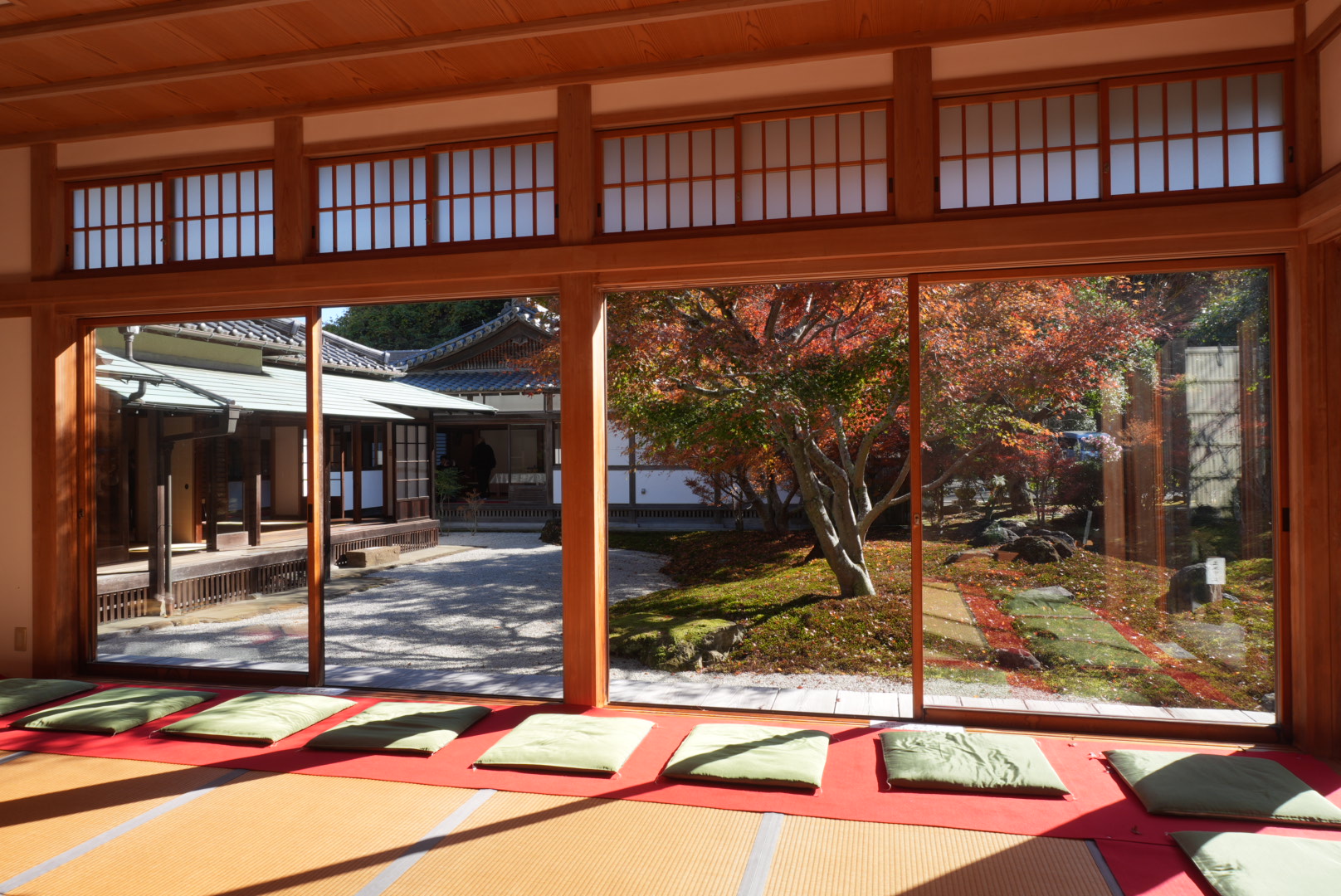 鎌倉・長寿寺の方丈から眺める紅葉