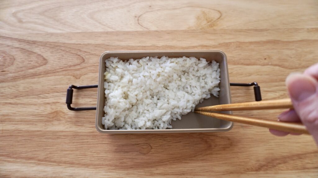 クリスマス弁当には、デコレーションケーキ用ピックを使うと手軽に綺麗で豪華なお弁当が作れます。チキン南蛮、枝豆、ブロッコリー、ジャーマンポテト、レタス、星型の人参を添えて完成。